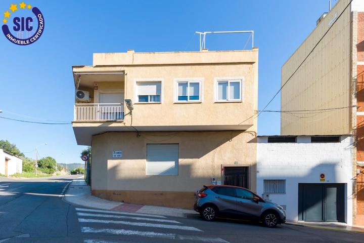 Oportunidad Única: Hogar Ideal con muchas posibilidades y con una gran terraza. photo 0
