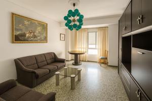 ¡Gran oportunidad! Piso de 4 habitaciones con ascensor muy cerca del centro. photo 0