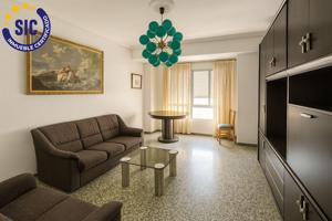¡Gran oportunidad! Piso de 4 habitaciones con ascensor muy cerca del centro. photo 0