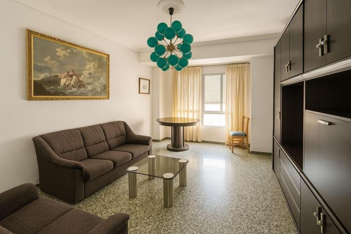 ¡Gran oportunidad! Piso de 4 habitaciones con ascensor muy cerca del centro. photo 0