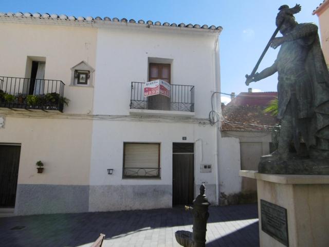 CASA BIEN SITUADA CON VISTAS A LA PLAZA Y ENTRADA POR DOS CALLES photo 0