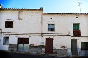 CASA DE PUEBLO CON GARAJE PARA REFORMAR Y PEQUEÑO SOLAR EN VALL D'ALBA photo 0