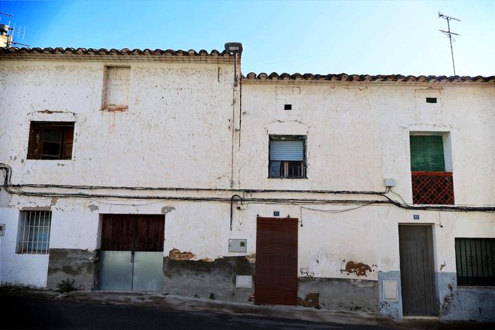 CASA DE PUEBLO CON GARAJE PARA REFORMAR Y PEQUEÑO SOLAR EN VALL D'ALBA photo 0