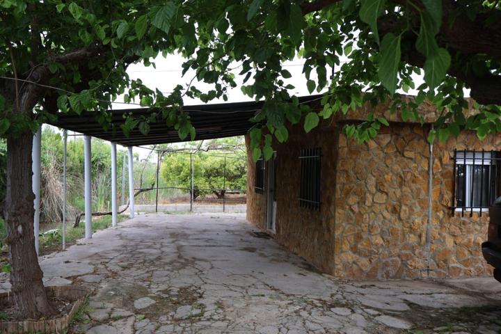 CASA DE CAMPO CON PISCINA, POZO PROPIO Y TERRENO DE HUERTA. photo 0