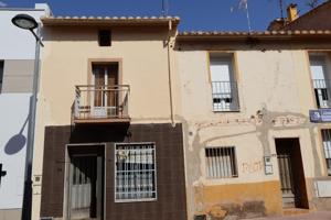 CASA EN VENTA PARA REFORMAR AMPLIA Y EN ZONA DE PASO photo 0