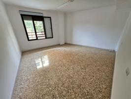 DESPACHO con gran potencial de cambio de uso a vivienda photo 0