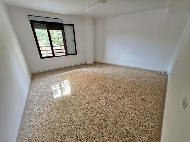 DESPACHO con gran potencial de cambio de uso a vivienda photo 0