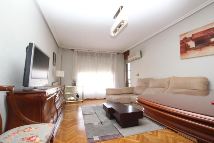 Amplio y Luminoso Piso en el Corazón de Ejea photo 0