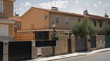 Unifamiliar Pareada En venta en Calle Hondillo, 12, Navalagamella photo 0