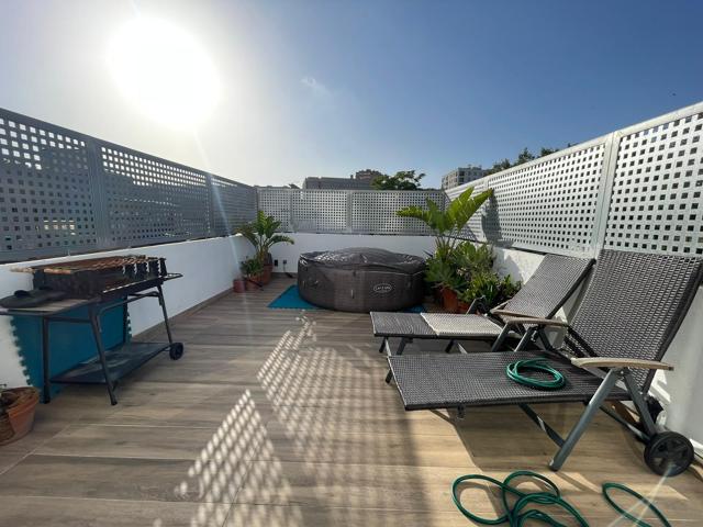 Exclusiva casa reformada en Poble Nou con estudio independiente y terrazas privadas photo 0