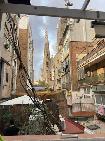 Exclusivo Piso Reformado con Terraza y Vistas a la Sagrada Familia en el Corazón de Barcelona photo 0