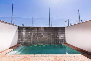 Exclusiva Casa Adosada en Fuente Palmera con Piscina Privada y Acabados de Lujo photo 0