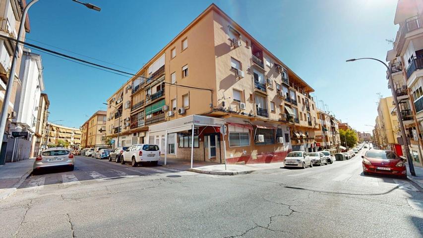 LOCAL COMERCIAL CON MAS DE VEINTIDOS METROS DE FACHADA, EN LA BARRIADA DE FATIMA. IDEAL PARA AQUELLOS QUE QUIERAN EMPRENDER UN NEGOCIO o INVERSORES QUE QUIERAN TRANSFORMAR EL LOCAL EN VIVIENDAS. photo 0
