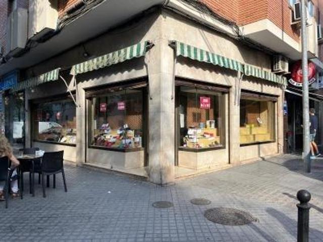 Oportunidad de inversión: local en esquina en zona muy transitada photo 0
