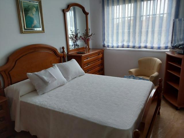 ALQUILER ANUAL EN RIANXO. PISO DE 2 HABITACIONES photo 0