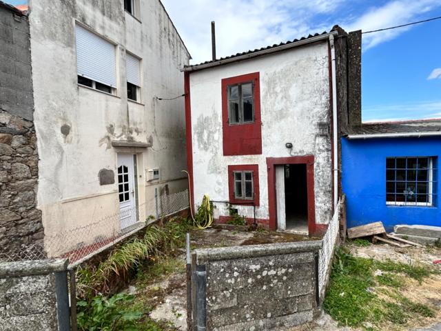 SE VENDE CASA PARA REFORMAR CON UN PEQUEÑO TERRENO A UN PASO DE LA PLAYA photo 0