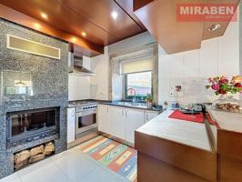 CASA EN VENTA EN RIANXO CON PATIO Y HORREO photo 0