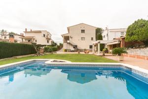 Excepcional casa con piscina y amplio garaje en Can Villalba photo 0