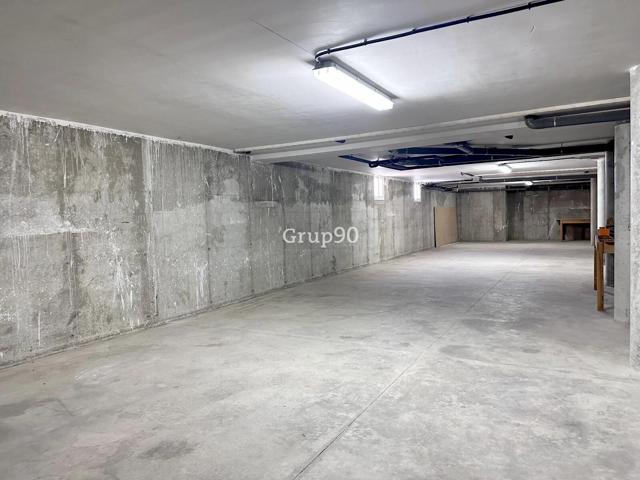 ¿Buscas un amplio almacén de 200 m² para guardar materiales o furgonetas? ¡Esta es tu oportunidad! photo 0