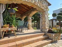 ¡Descubre este impresionante chalet en el término de Vilanova de Segrià, listo para convertirse en photo 0