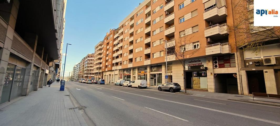 Piso amplio de 4 habitaciones con plaza de aparcamiento y trastero. photo 0