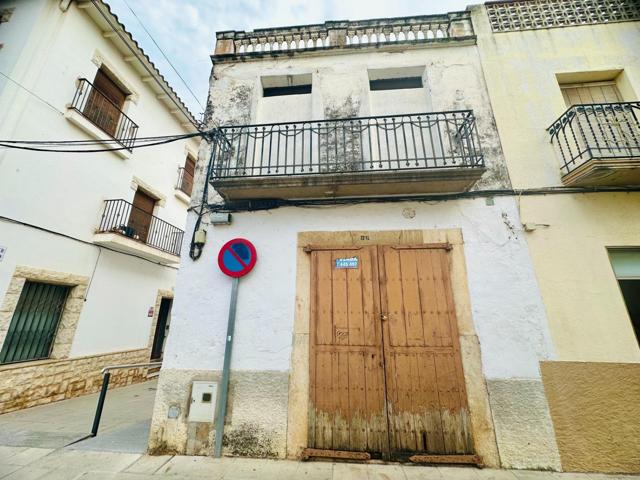 Casa esquinera para reformar en el centro del pueblo photo 0