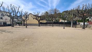 GUALBA (CENTRO): SOLAR PARA EDIFICAR CON AMPLIA FACHADA A PLAÇA JOAN REGUÉ photo 0