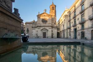 Edificio Esquinero junto a Plaza Emblemática del Gótico photo 0