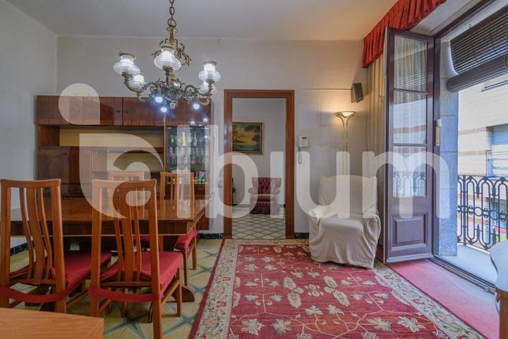 Espectacular piso exterior con 5 balcones en finca señorial de 1900 con ascensor photo 0