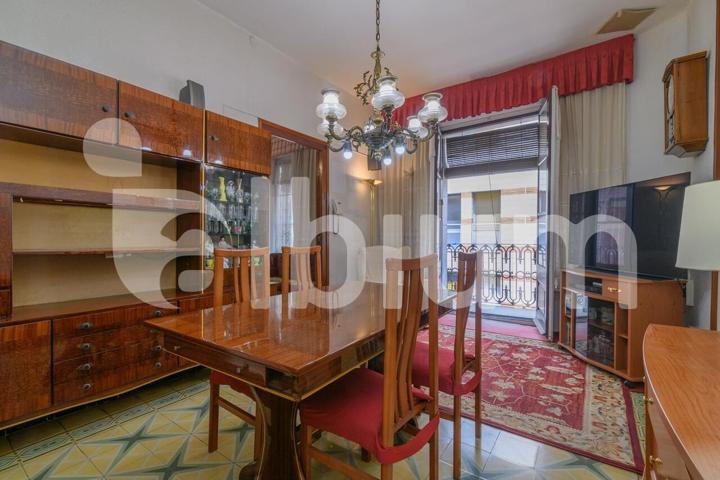 Espectacular piso exterior con 5 balcones en finca señorial de 1900 con ascensor photo 0