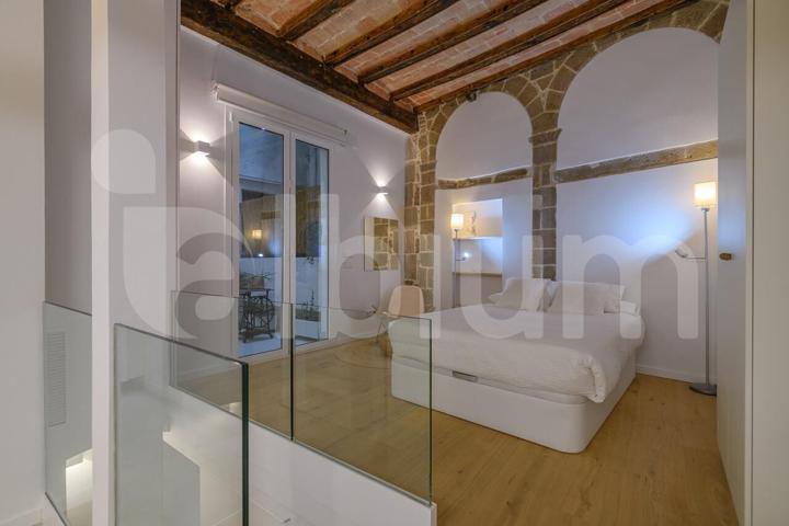 Dúplex con Encanto en el Corazón del Gòtic: Historia, Diseño y Exclusividad photo 0