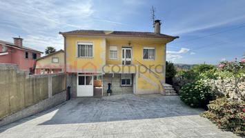 🏡¡Oportunidad única en Tui! Casa con jardín a un paso del centro photo 0