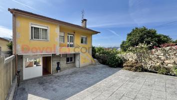 🏡¡Oportunidad única en Tui! Casa con jardín a un paso del centro photo 0