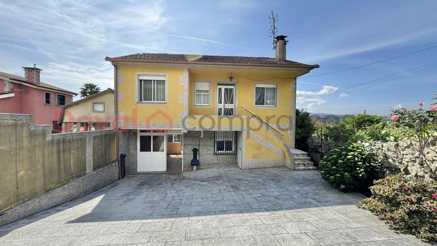 🏡¡Oportunidad única en Tui! Casa con jardín a un paso del centro photo 0