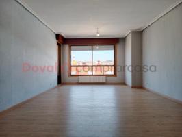 PISO REFORMADO DE 4 HABITACIONES CON GARAJE photo 0