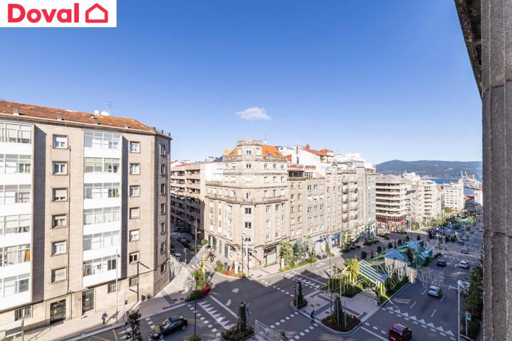 Piso reformado de 3 habitaciones y 2 baños en el centro de Vigo photo 0