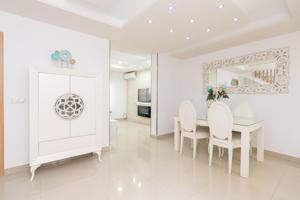 Exclusiva vivienda reformada con materiales de alta gama photo 0