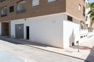Local en esquina con posibilidad de cambio de uso a vivienda en Motril photo 0