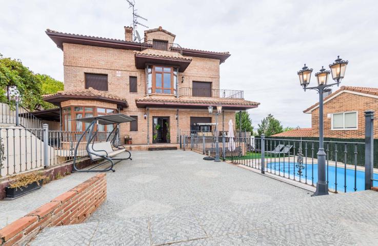 Casa - Chalet independiente en venta en Calle del Cedro, Cabanillas del Campo photo 0