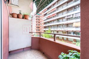 PISO PARA ENTRAR A VIVIR CON BALCÓN EN ''LES CORTS'' photo 0