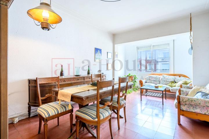 LUMINOSO PISO PARA REFORMAR CON EXCELENTE UBICACIÓN EN LES CORTS photo 0