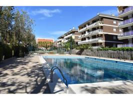 Piso de 4 habitaciones y gran terraza en venta en Castelldefels photo 0