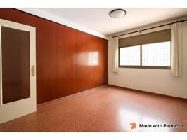 Piso de 4 habitaciones y pequeño patio en venta en Carrer d'en Grassot photo 0