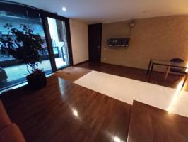 LOCAL EN VENTA EN SARRIA CON PATIO Y 2 PLAZAS DE PARKING INCLUIDAS photo 0