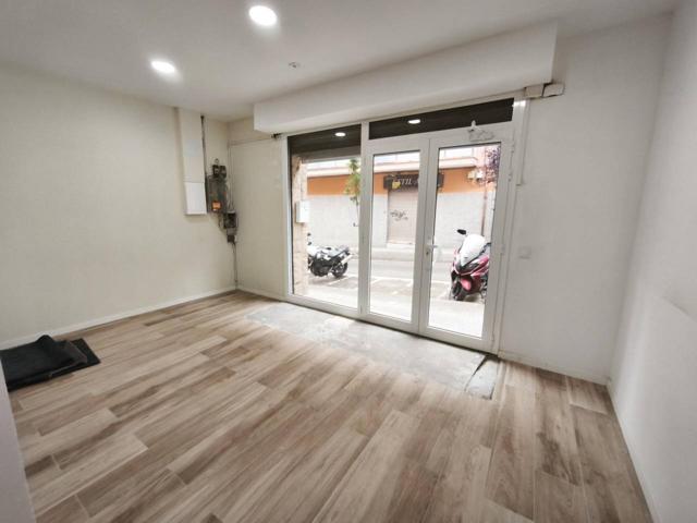 OPORTUNIDAD LOCAL TOTALMENTE REFORMADO EN VENTA EN ESPLUGUES DE LLOBREGAT. photo 0