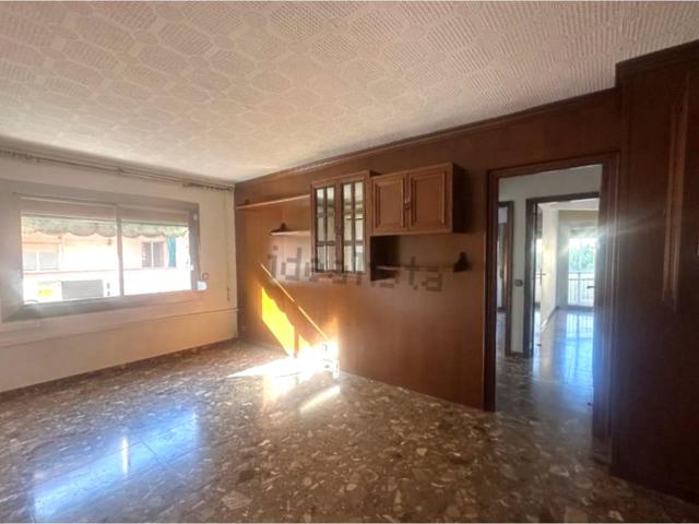 PISO EN VENTA CON BALCON Y PARKING EN HOSPITALET DE LLOBREGAT photo 0