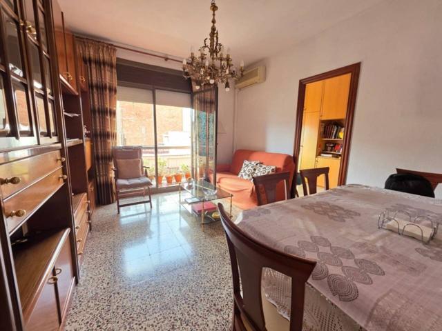 PISO AMPLIO LUMINOSO CON BALCON EXTERIOR EN VENTA EN SANTS photo 0