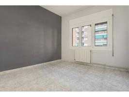 PISO CON BALCON EN VENTA EN LES CORTS photo 0