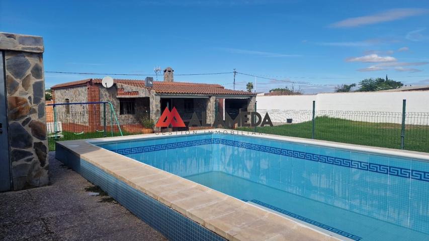 CHALET CON 4 CONSTRUCCIONES Y PISCINA photo 0