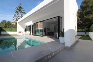 Villa independiente de obra nueva con piscina privada en parcela de 300 m2 photo 0